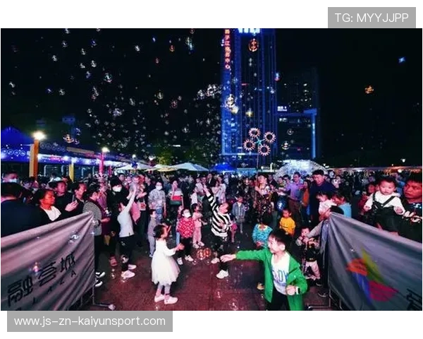 特色篮球赛事助力城市夜经济，带动夜间消费热潮，篮球场夜景